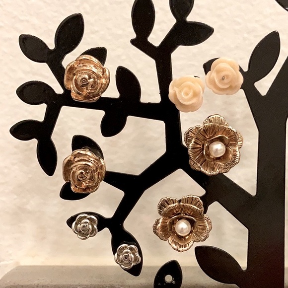 $6 for 4 pairs flower post earrings - Picture 1 of 1